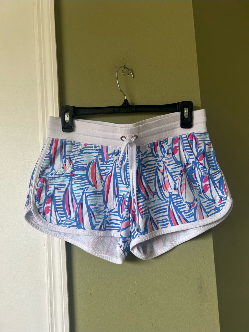 Lilly Pulitzer White Shorts with Blue & Pink Sailboat Print Sz Small